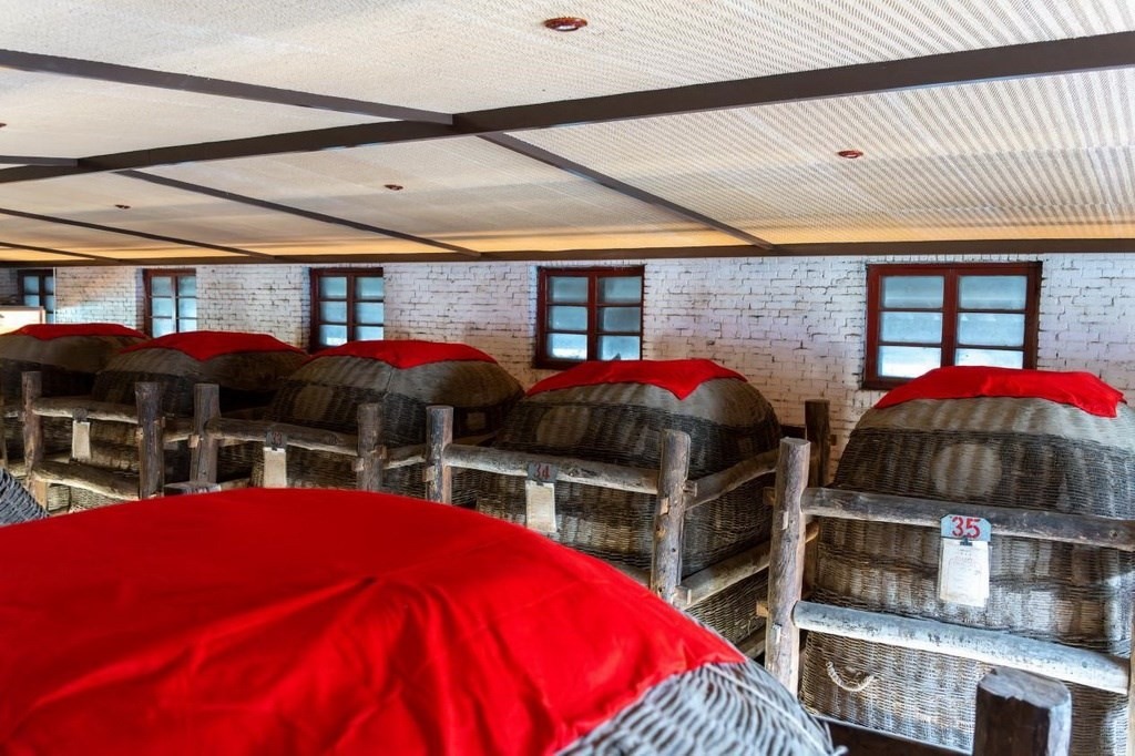 西鳳酒“酒?！辟A存庫 王哲攝