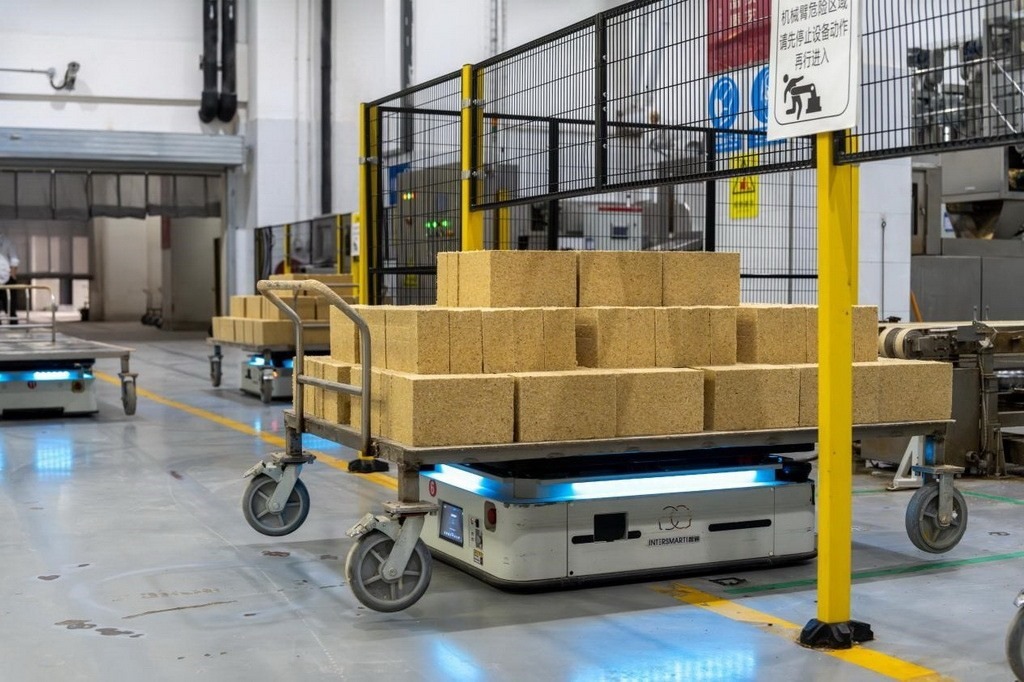 在701制曲車間，運輸機(jī)器人等智能化設(shè)備已實現(xiàn)規(guī)?；瘧?yīng)用。王哲攝