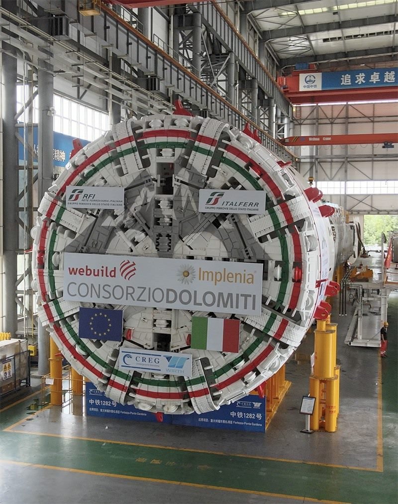 圖為中鐵裝備集團(tuán)盾構(gòu)總裝車間。人民網(wǎng)記者 唐宋攝