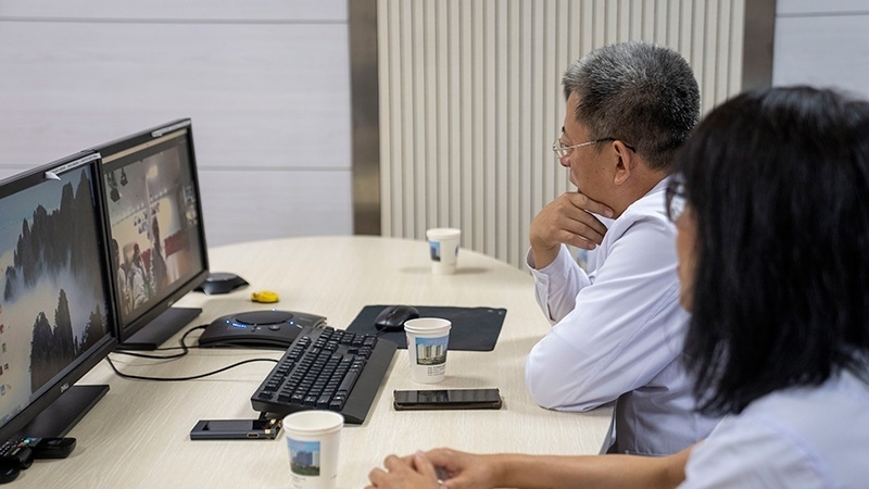 新疆醫(yī)科大學(xué)第一附屬醫(yī)院專家團(tuán)隊(duì)與哈薩克斯坦國(guó)立科學(xué)研究中心的專家對(duì)患者進(jìn)行跨國(guó)遠(yuǎn)程會(huì)診。人民網(wǎng)記者 許崢攝