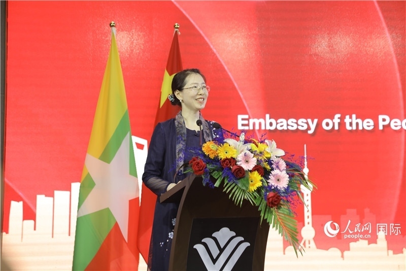 圖為使館臨時(shí)代辦曹靜致辭。人民網(wǎng)記者 謝佳君攝