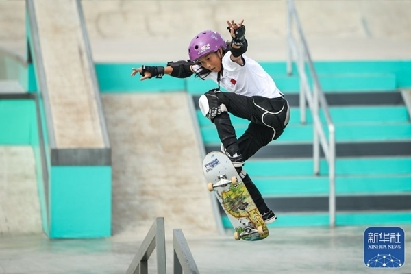 9月27日，中國選手崔宸曦在比賽中。當日，在錢塘輪滑中心舉行的杭州亞運會女子街式?jīng)Q賽中，中國選手崔宸曦以242.62分的成績奪得冠軍，曾文蕙獲得亞軍，日本選手伊藤美優(yōu)獲得季軍。新華社記者 潘昱龍攝