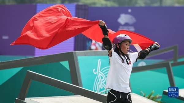 9月27日，崔宸曦在賽后慶祝奪冠。當日，在錢塘輪滑中心舉行的杭州亞運會女子街式?jīng)Q賽中，中國選手崔宸曦以242.62分的成績奪得冠軍，曾文蕙獲得亞軍，日本選手伊藤美優(yōu)獲得季軍。新華社記者 潘昱龍攝