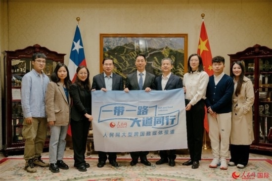 牛清報(bào)大使（中）與人民網(wǎng)、人民日?qǐng)?bào)社記者合影。 人民網(wǎng)記者 張若涵攝