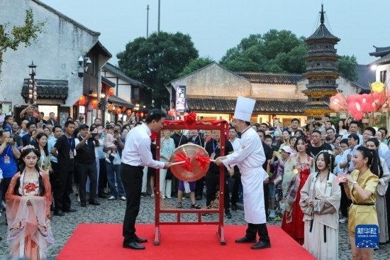 9月27日拍攝的2023年南翔國潮大會暨第十七屆上海南翔小籠文化展開幕儀式現(xiàn)場。