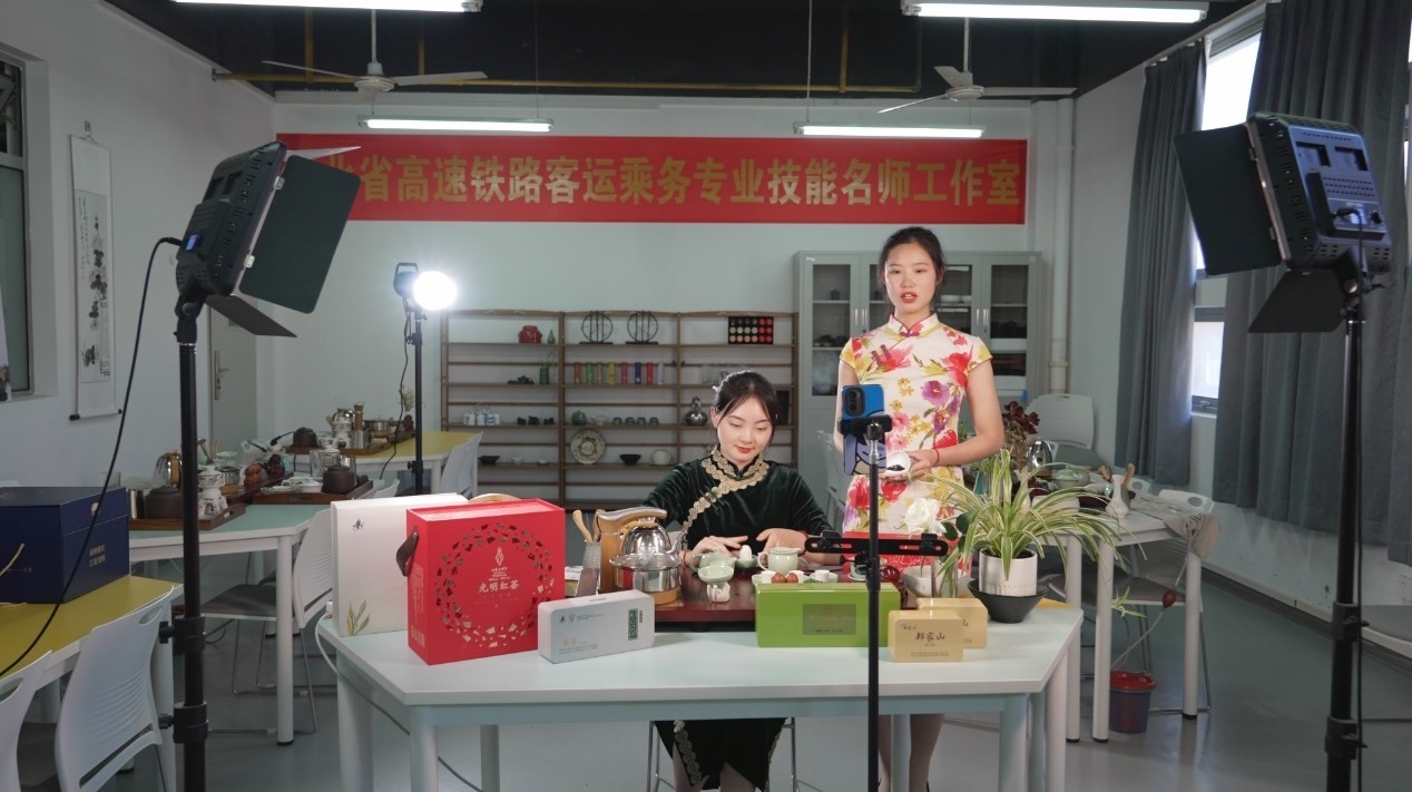 學(xué)生們正在直播。受訪單位供圖