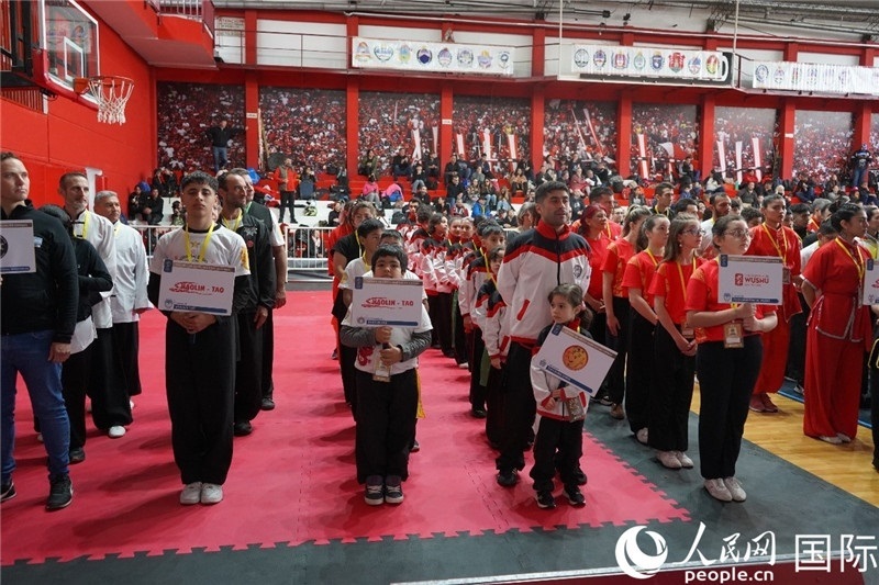 圖為開幕式現(xiàn)場運動員入場儀式。人民網(wǎng)記者 許放攝