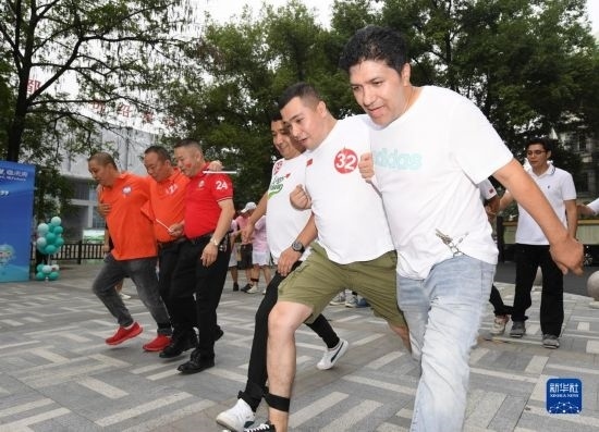 9月28日，在柯橋柯亭社區(qū)，各民族居民參加趣味運(yùn)動會。