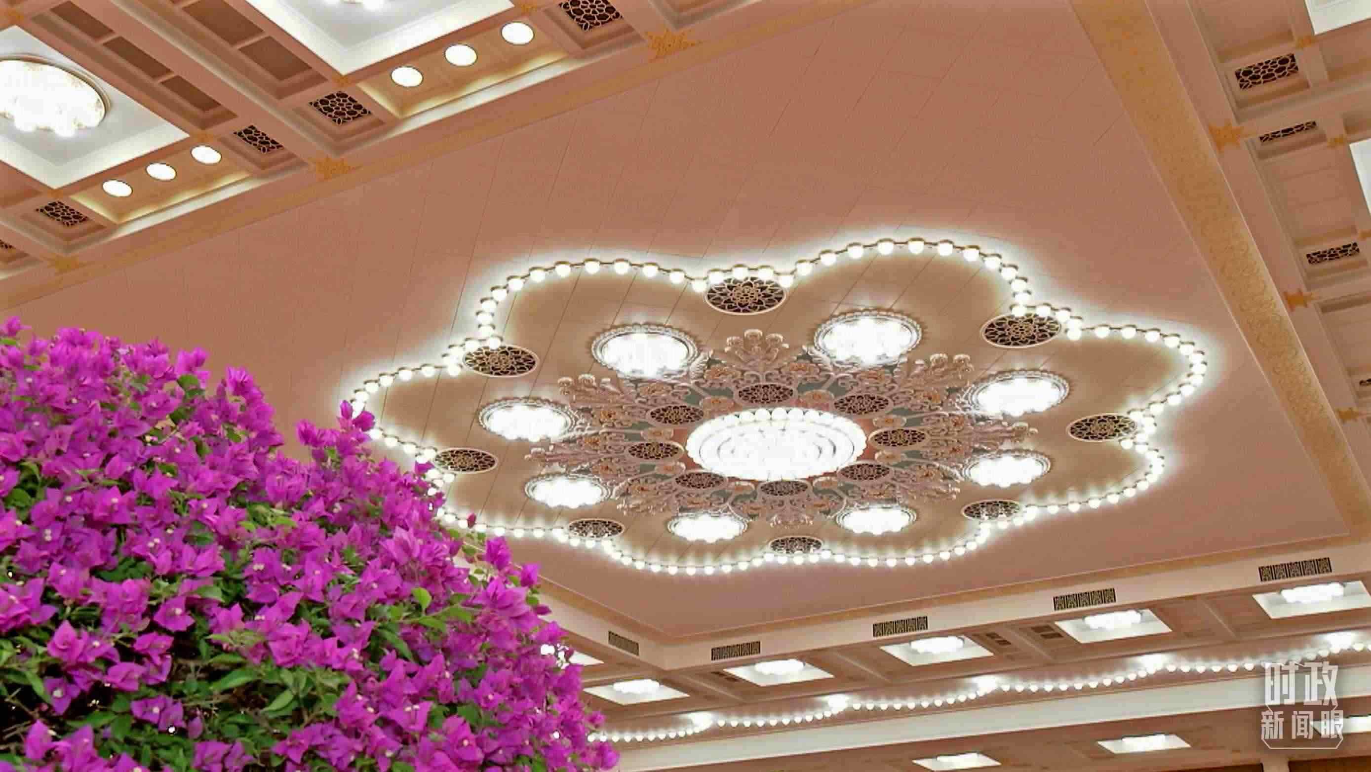 △人民大會(huì)堂宴會(huì)廳，華燈璀璨、鮮花綻放。