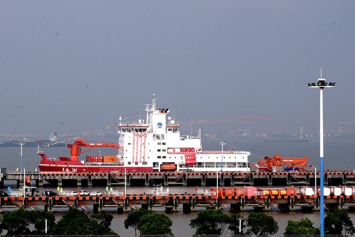 9月27日，“雪龍2”號極地科考破冰船停泊在中國極地考察國內(nèi)基地碼頭。當(dāng)日，由自然資源部組織的中國第13次北冰洋科學(xué)考察隊乘“雪龍2”號極地科考破冰船返回上海，標(biāo)志著中國第13次北冰洋科學(xué)考察任務(wù)圓滿完成。新華社記者 張建松 攝