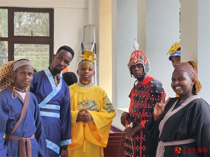 28日，肯尼亞內羅畢大學孔子學院舉行“詩劇頌中秋，中肯共月明”中秋慶典，情景劇《嫦娥奔月》部分演員合影。人民網(wǎng)記者 黃煒鑫攝