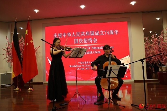 青年音樂家為來賓們現(xiàn)場演奏《我和我的祖國》。人民網(wǎng)記者 劉仲華攝