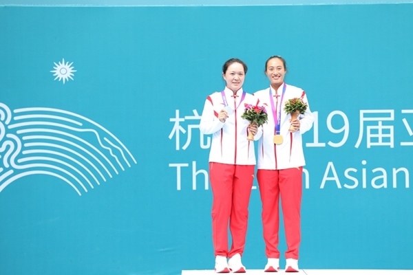 9月29日，鄭欽文(右)和朱琳在頒獎(jiǎng)儀式上合影。當(dāng)日，在杭州亞運(yùn)會(huì)網(wǎng)球女子單打決賽中，中國(guó)代表團(tuán)選手鄭欽文2:0戰(zhàn)勝隊(duì)友朱琳奪得冠軍。人民網(wǎng)記者 李乃妍攝