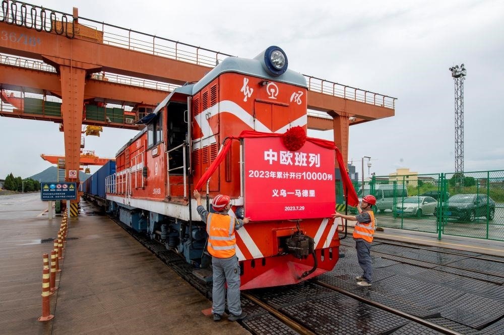 △2023年7月29日，滿載110個標箱出口貨物的X8020次中歐班列從浙江義烏西站準備啟程。
