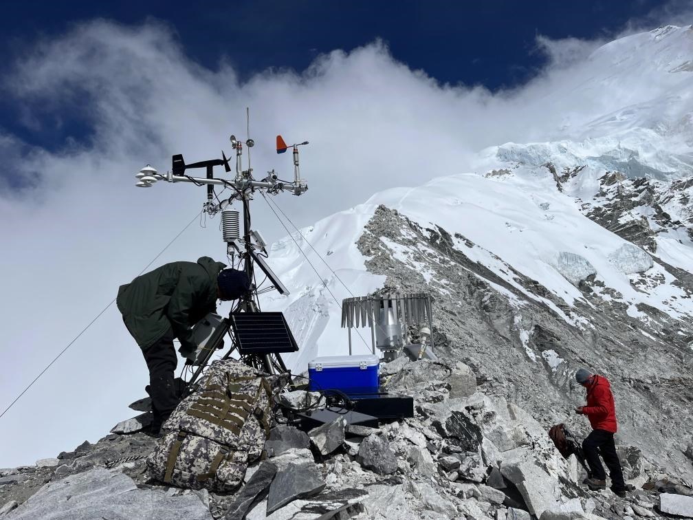 科考隊(duì)員在海拔6450米架設(shè)自動(dòng)氣象站（9月25日攝）。（圖片由第二次青藏科考隊(duì)科考隊(duì)員提供）