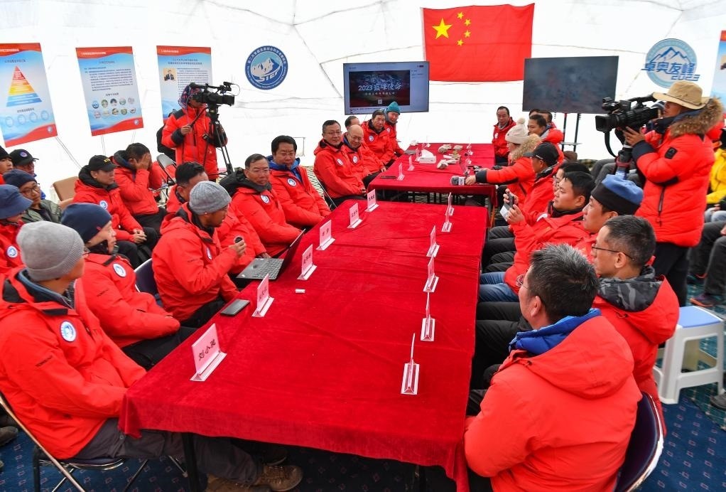 海拔4950米的卓奧友峰科考大本營(yíng)，科考隊(duì)員趙華標(biāo)（手拿麥克風(fēng)看電腦者）在宣讀剛剛接收到的頂峰氣象觀測(cè)數(shù)據(jù)，這標(biāo)志著峰頂自動(dòng)氣象站架設(shè)成功，成功傳回觀測(cè)數(shù)據(jù)（10月1日攝）。新華社記者晉美多吉 攝