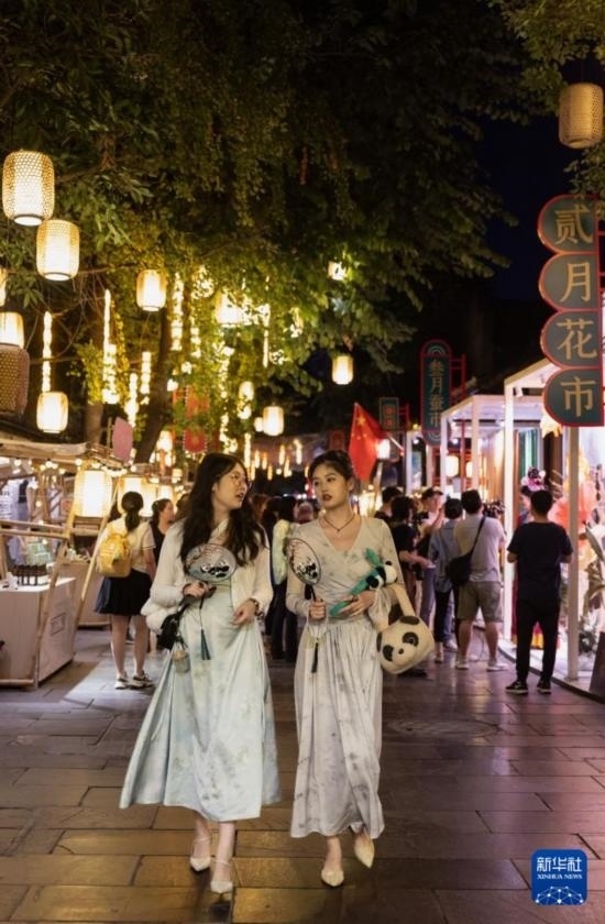 在成都寬窄巷子，兩位來自安徽的游客在新“十二月市”街區(qū)游覽（9月29日攝）。