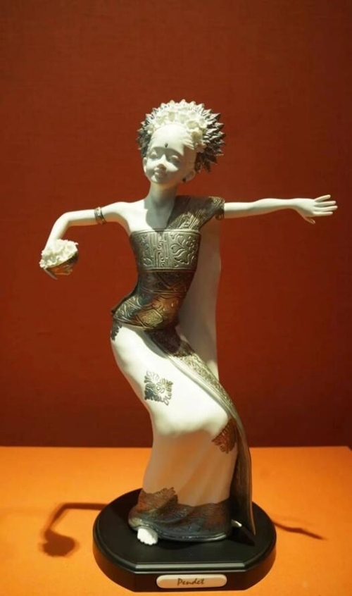 2013年10月，時(shí)任印度尼西亞總統(tǒng)蘇西洛贈(zèng)送習(xí)近平主席的鑲錫瓷塑舞者。