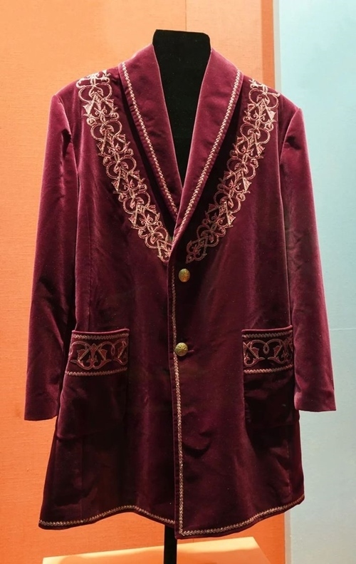 2013年9月，時(shí)任哈薩克斯坦總統(tǒng)納扎爾巴耶夫贈(zèng)送習(xí)近平主席的哈薩克斯坦民族服裝。