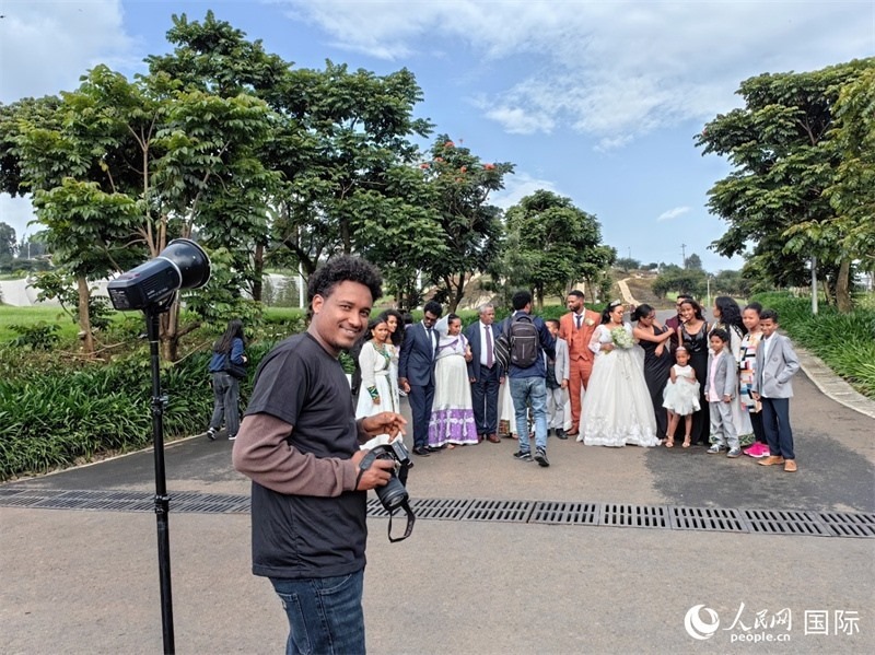 一對(duì)新人和親友在亞的斯亞貝巴友誼廣場(chǎng)合影。人民網(wǎng)記者 陳星星攝