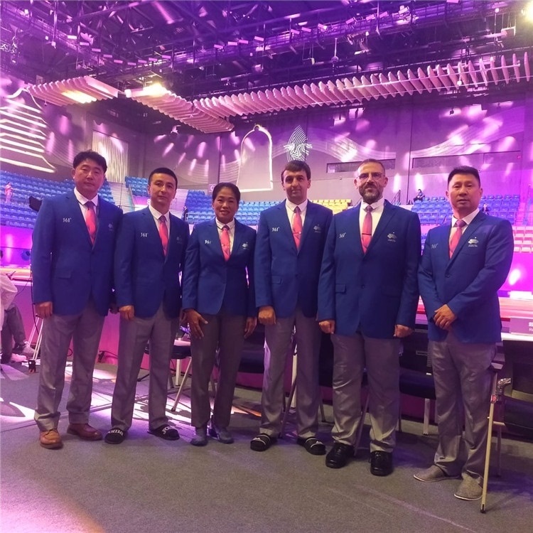 詹多斯·基亞諾夫與各國裁判員合影（左二）。 受訪者供圖