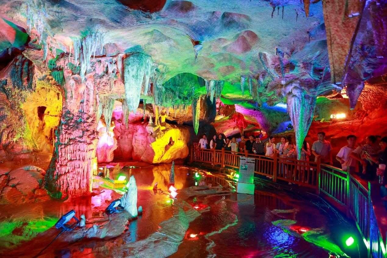 國慶假期期間，江西萬年神農(nóng)宮景區(qū)游人如織。受訪者供圖