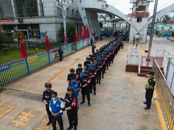 移交現(xiàn)場。公安部供圖