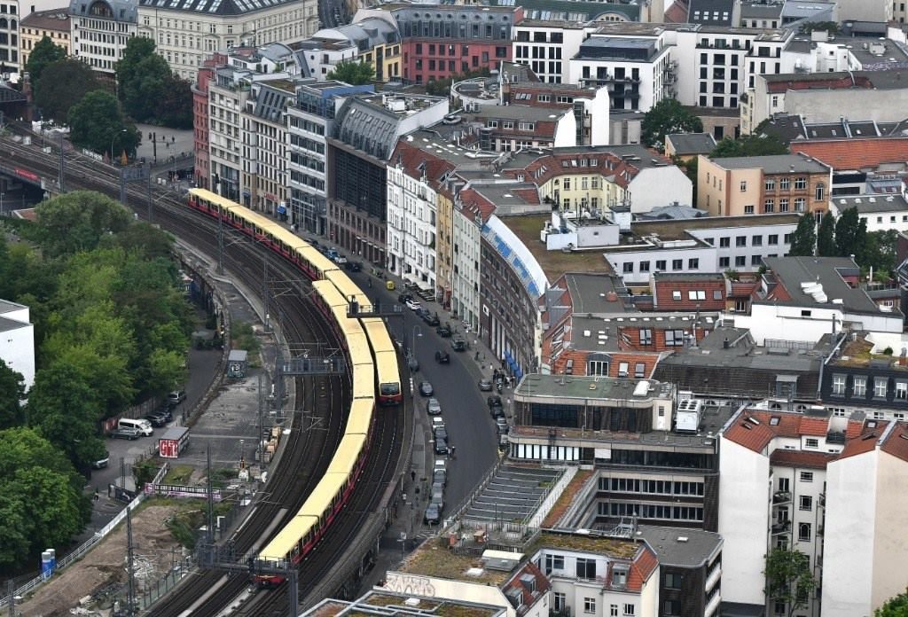 5月23日，列車在德國(guó)柏林市區(qū)行駛。新華社記者任鵬飛攝