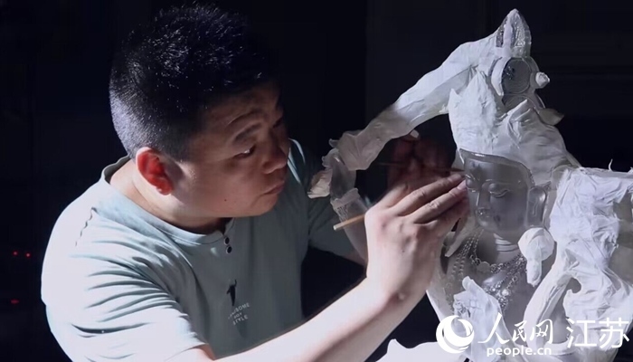 正在精雕細(xì)琢的東海水晶。 人民網(wǎng) 范堯攝