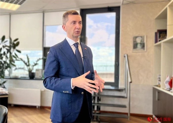 中白工業(yè)園開(kāi)發(fā)公司第一副總經(jīng)理基里爾·卡羅杰耶夫接受人民網(wǎng)記者采訪。人民網(wǎng)記者 朱虹攝