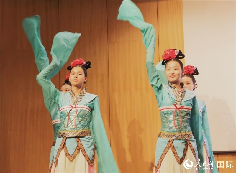 兩國(guó)文化志愿者共同表演中國(guó)傳統(tǒng)舞蹈。人民網(wǎng)記者 陳海琪攝