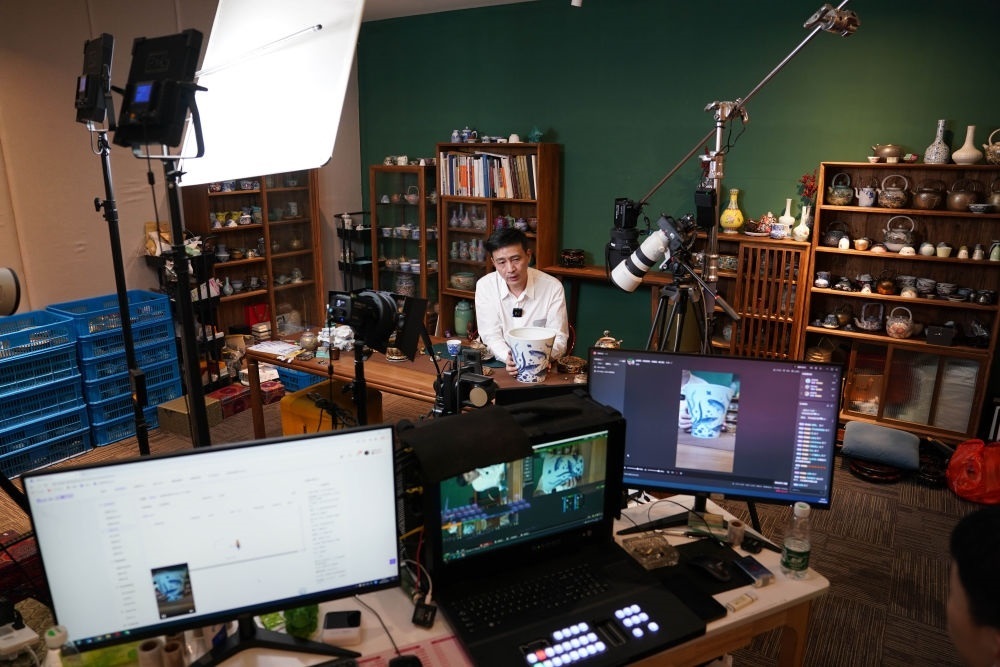 ↑在景德鎮(zhèn)，工作人員通過網(wǎng)絡(luò)直播推介陶瓷產(chǎn)品（2023年2月22日攝）。