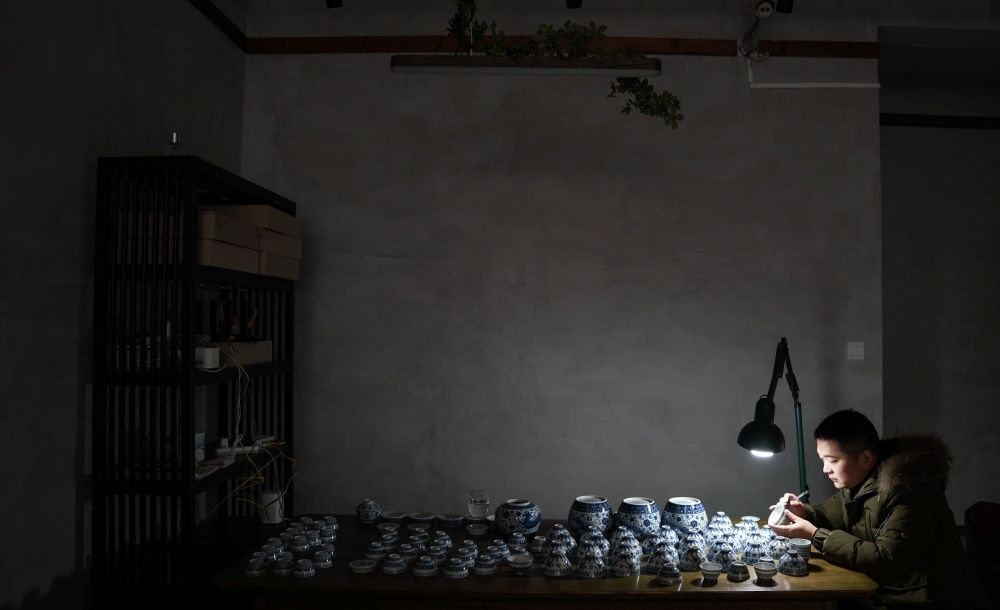 ↑ 2020年12月23日，手工陶瓷制作者在工作室檢測成品。