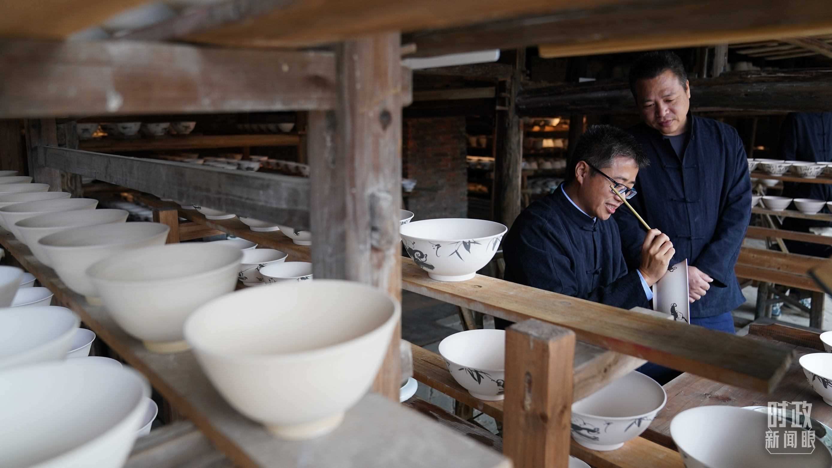 △非遺傳承人正在繪制瓷器。（總臺(tái)國廣記者李晉拍攝）