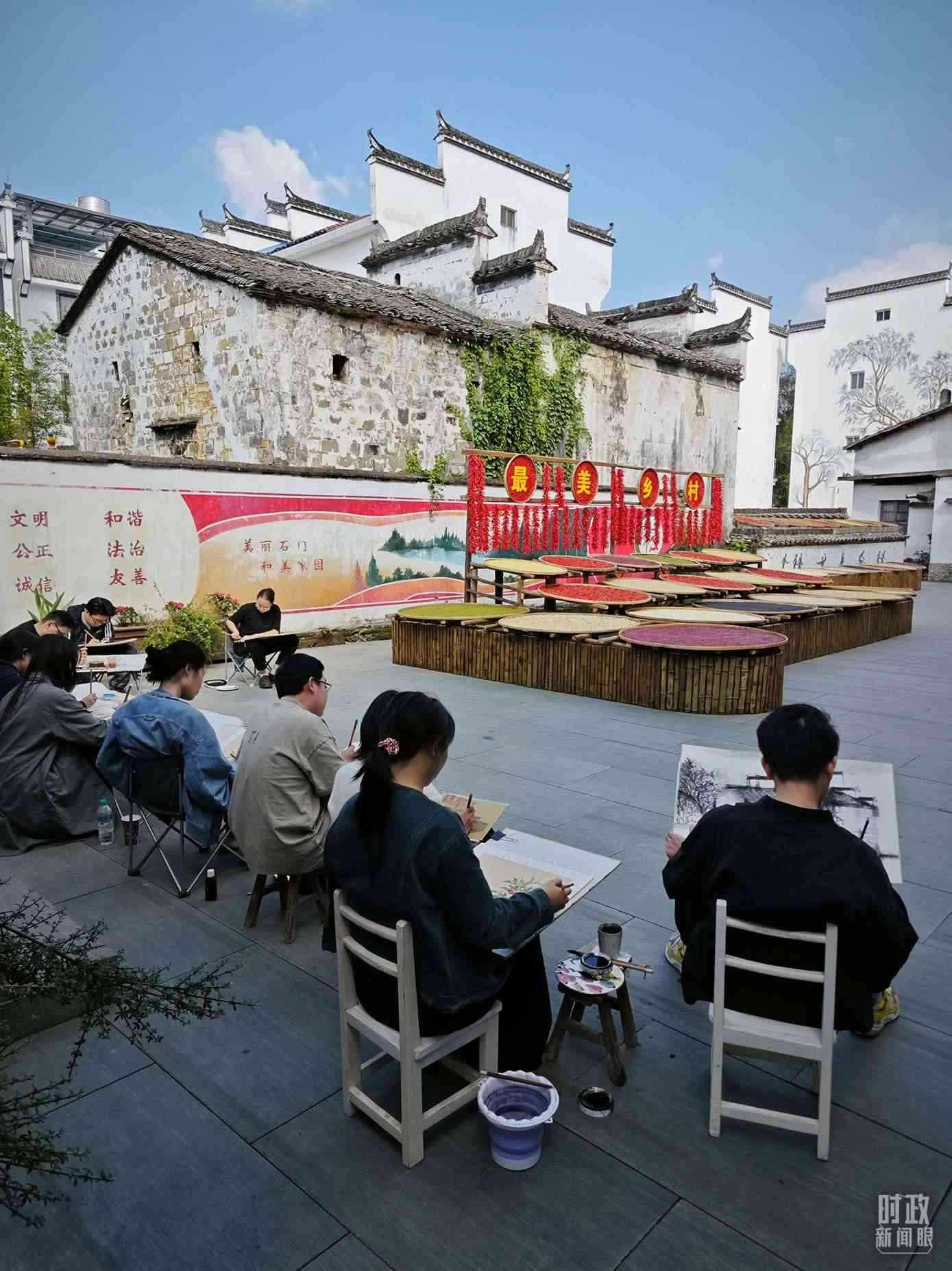 △來自中國美術(shù)學(xué)院的同學(xué)在石門村寫生。（總臺(tái)央視記者郁振一拍攝）