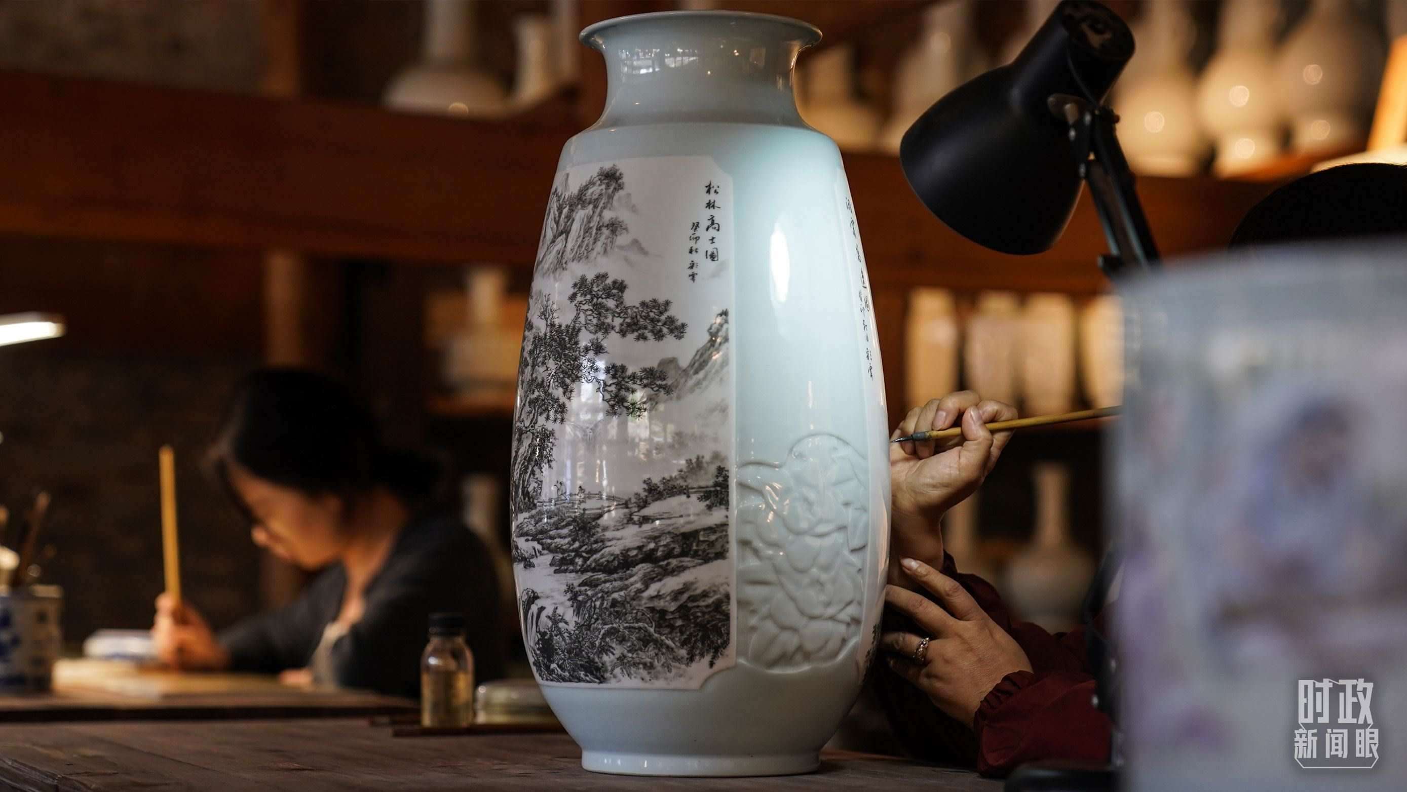 △陶瓷畫師正在繪制瓷器。（總臺(tái)國廣記者李晉拍攝）