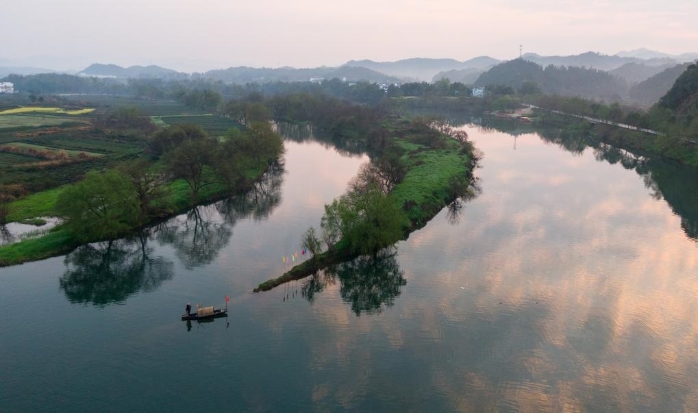2021年3月15日拍攝的婺源月亮灣旅游公園，石門自然村坐落于此。新華社記者 胡晨歡 攝