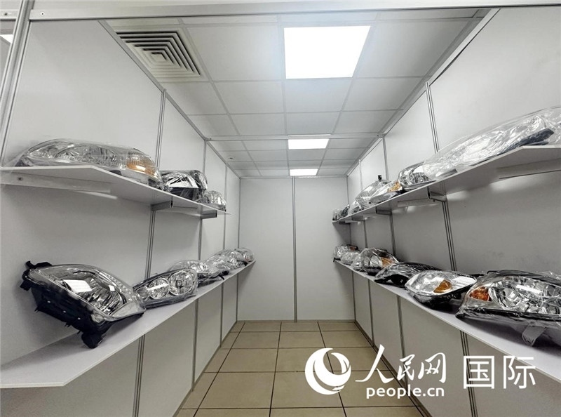 在位于莫斯科格林伍德國際貿(mào)易中心的浙江寧波優(yōu)質(zhì)商品展銷中心內(nèi)，展示著來自浙江寧波慈溪市的汽車配件樣品。人民網(wǎng)記者 申佳平攝