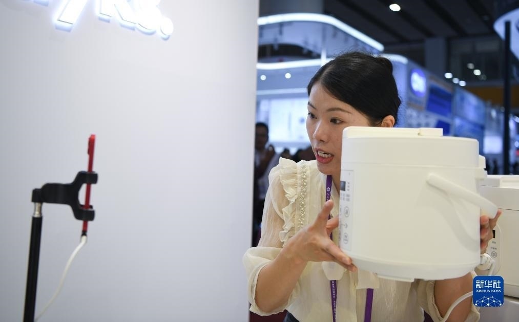 10月15日，參展的工作人員在展臺(tái)直播介紹家電產(chǎn)品。新華社記者 鄧華 攝