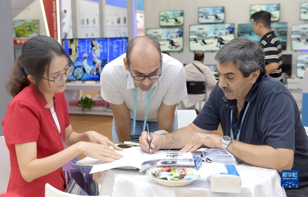 10月15日，客商在廣交會(huì)上洽談業(yè)務(wù)。新華社記者 盧漢欣 攝