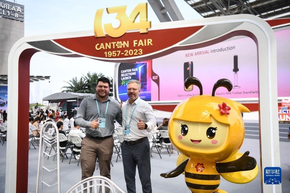 10月15日，來(lái)自巴西的采購(gòu)商在廣交會(huì)上合影。新華社記者 鄧華 攝