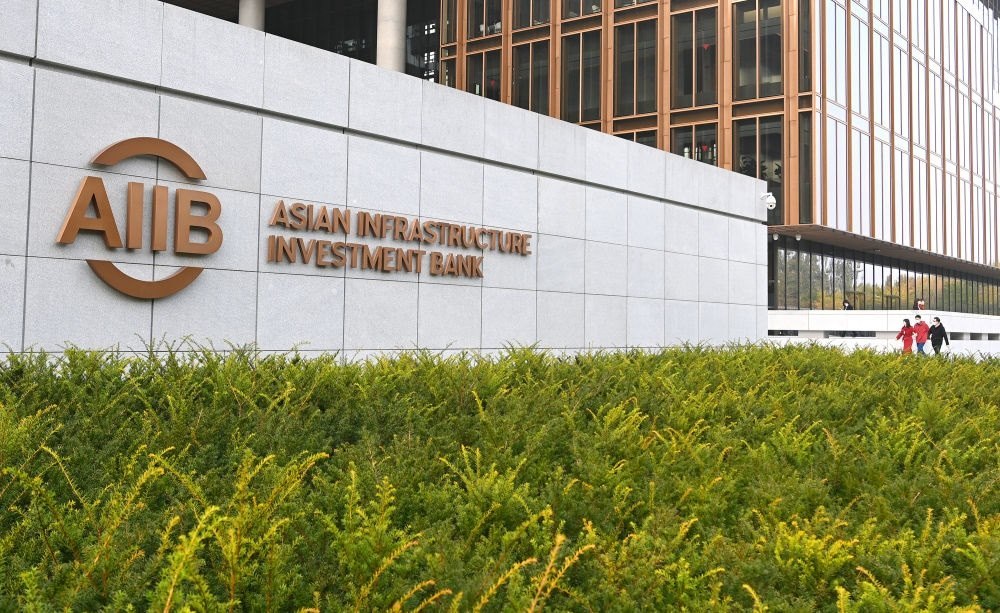 這是亞洲基礎(chǔ)設(shè)施投資銀行（亞投行）標(biāo)志（2021年10月25日攝）。新華社記者 李賀 攝