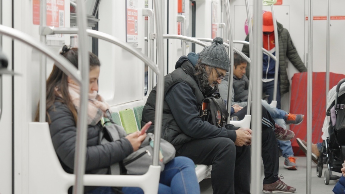 阿根廷布宜諾斯艾利斯市，乘客們乘坐A線地鐵從郊區(qū)前往市內(nèi)。人民網(wǎng)記者 張若涵攝