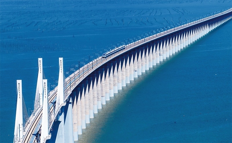 2023年9月28日，中國(guó)首條時(shí)速350公里跨海高鐵——福廈高鐵正式開(kāi)通運(yùn)營(yíng)。圖為一列運(yùn)行試驗(yàn)車組駛過(guò)福廈高鐵湄洲灣跨海大橋（9月19日攝，無(wú)人機(jī)照片）。 新華社記者 魏培全/攝