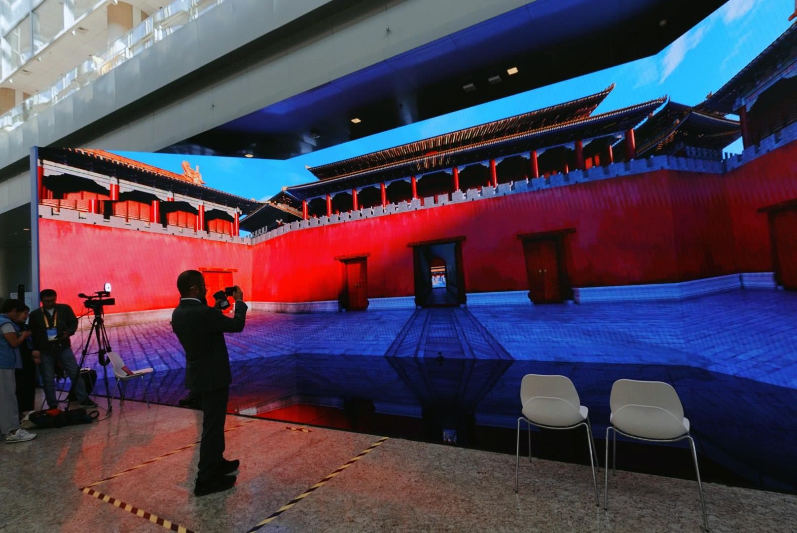 位于新聞中心的科技文化互動(dòng)展示區(qū)。人民網(wǎng)記者 許維娜攝