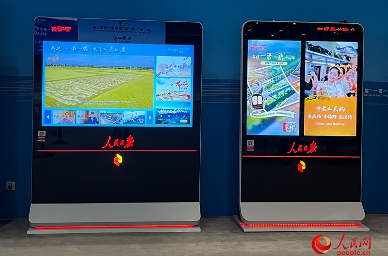 位于新聞中心的人民日報(bào)電子閱報(bào)欄。人民網(wǎng)記者 杜燕飛攝