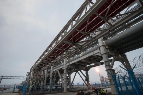 這是2018年8月8日在俄羅斯薩別塔拍攝的中俄亞馬爾項(xiàng)目輸氣管道。（新華社記者吳壯攝）