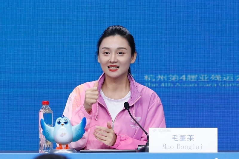 杭州市殘疾人綜合服務(wù)中心干事毛董萊介紹成為亞殘運(yùn)會(huì)火炬手的經(jīng)歷。杭州亞殘組委供圖