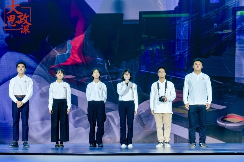 四川大學(xué)三星堆遺址考古隊(duì)隊(duì)長、考古文博學(xué)院教授黎海超和四川大學(xué)三星堆遺址考古隊(duì)隊(duì)員們