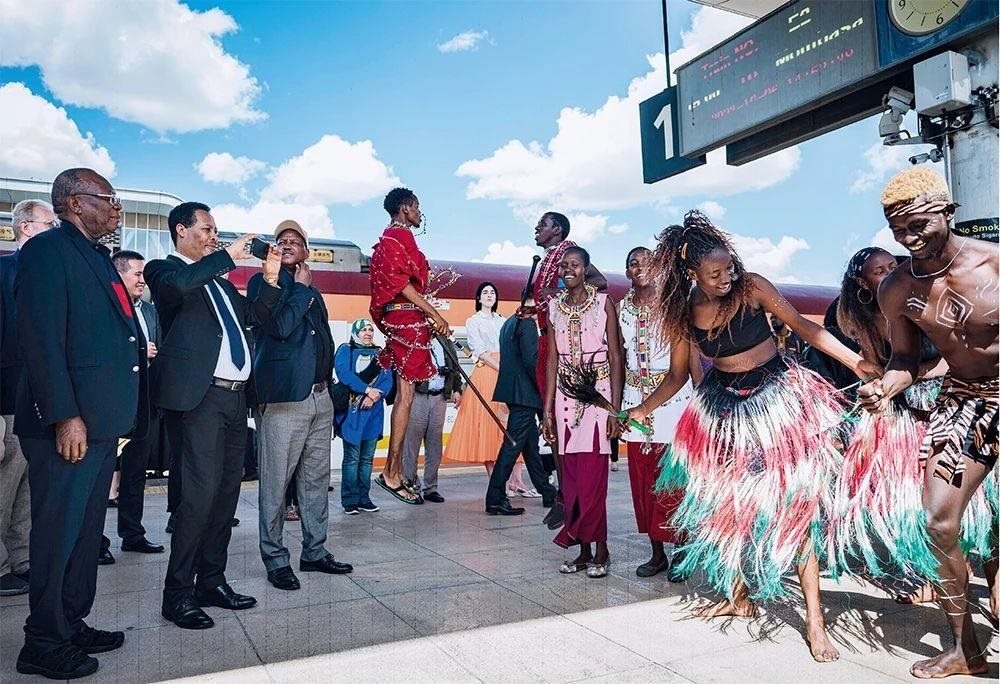 △2023年10月6日，多國駐肯使節(jié)在肯尼亞內(nèi)羅畢的蒙內(nèi)鐵路內(nèi)羅畢站觀看文藝演出。